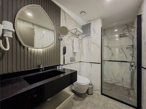 Comfort Suite | Bathroom | Shower, hydromassage showerhead, hair dryer, slippers