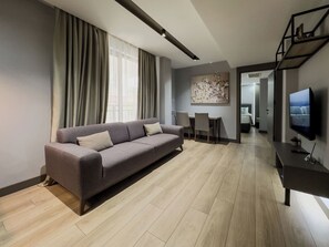 Comfort-sviitti | Oleskelualue | 82–senttinen äly-TV, jossa satelliittikanavat