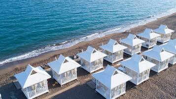 Privéstrand vlakbij, een gratis shuttleservice van/naar het strand