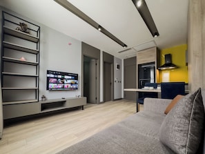 Standard Suite, City View | Living area