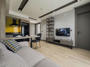 豪華套房, 河景 | 起居區 | 82-公分智慧型電視，提供衛星頻道