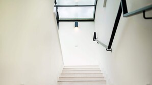 Eine Treppe mit Oberlicht, die zu einer Empore führt.