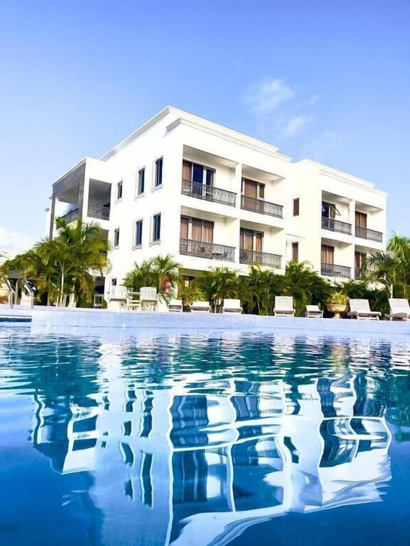 Una piscina al aire libre