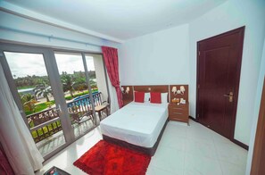 Cubrecamas, minibar, decoración personalizada y muebles diferentes