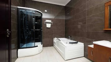 Executive Suite | Bathroom | Separate tub and shower, spring water tub, hydromassage showerhead