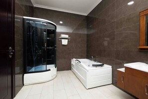 Executive Suite | Bathroom | Separate tub and shower, spring water tub, hydromassage showerhead - Camp Tsatse Resort (Ada)