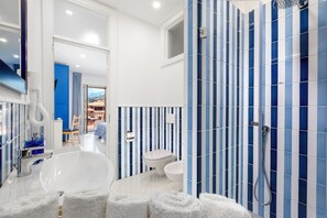 Bruser, hårtørrer, bidet, håndklæder
