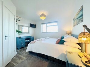 3 Schlafzimmer, Schreibtisch, Bügeleisen/Bügelbrett, Reisekinderbett