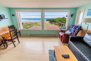 Fernseher, DVD-Player, Bücher