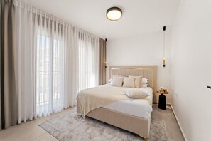 3 bedrooms, desk, iron/ironing board, travel crib