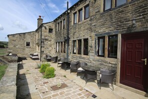 Outdoor dining - Idyllic cottage in Slaithwaite, stunning views, heart of the countryside (Upper Holme)