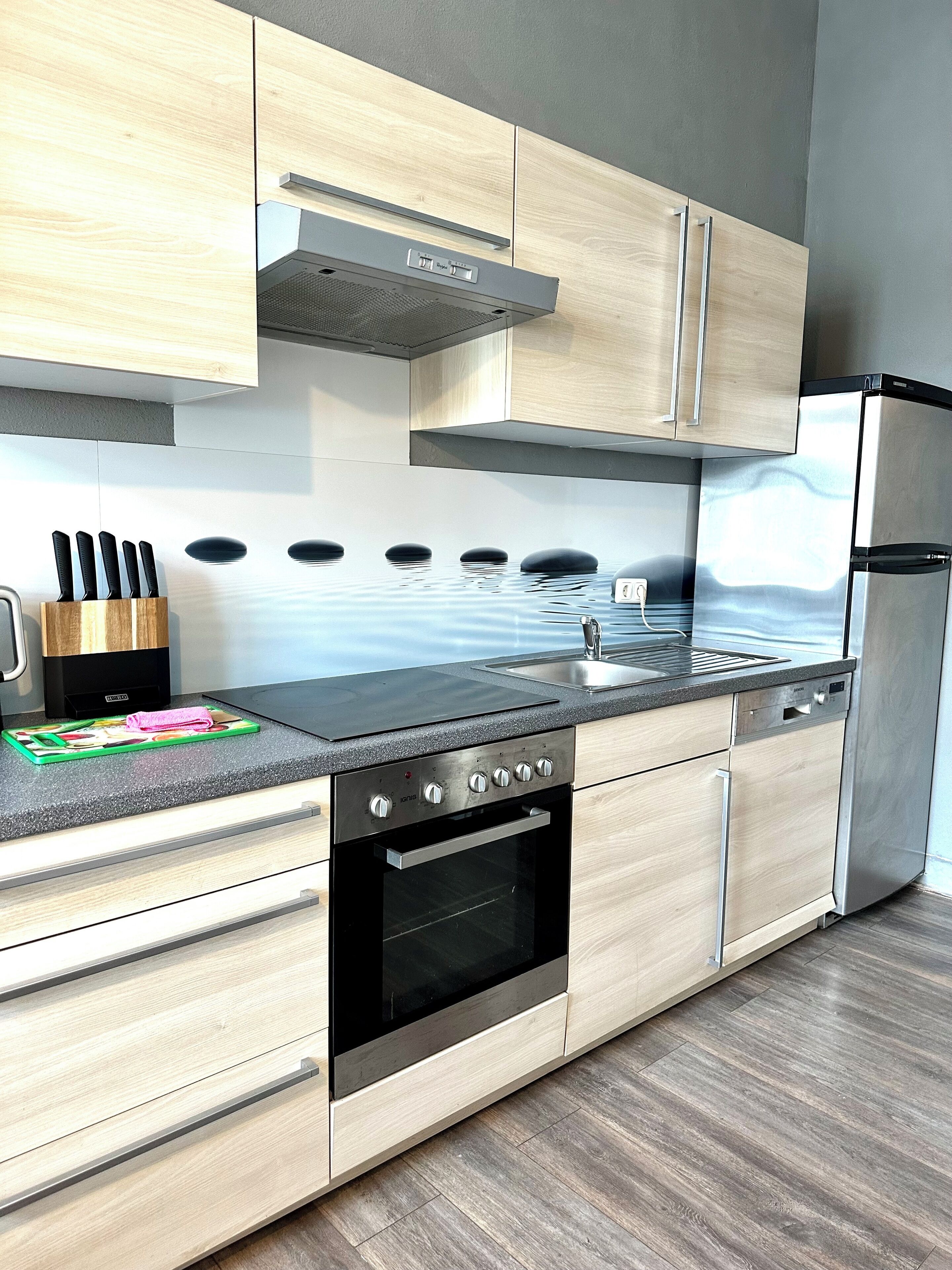 Een koelkast, een microgolfoven, een oven, een kookplaat