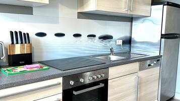 Een koelkast, een microgolfoven, een oven, een kookplaat