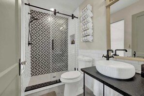 Dusj, hårføner og håndklær