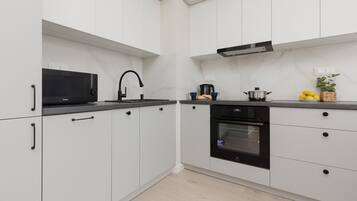 Microwave, mesin pencuci piring, dan peralatan masak/sendok-piring