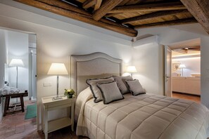 Superior-dobbeltværelse - 1 queensize-seng | Minibar, pengeskab på værelset, skrivebord, mørklægningsgardiner