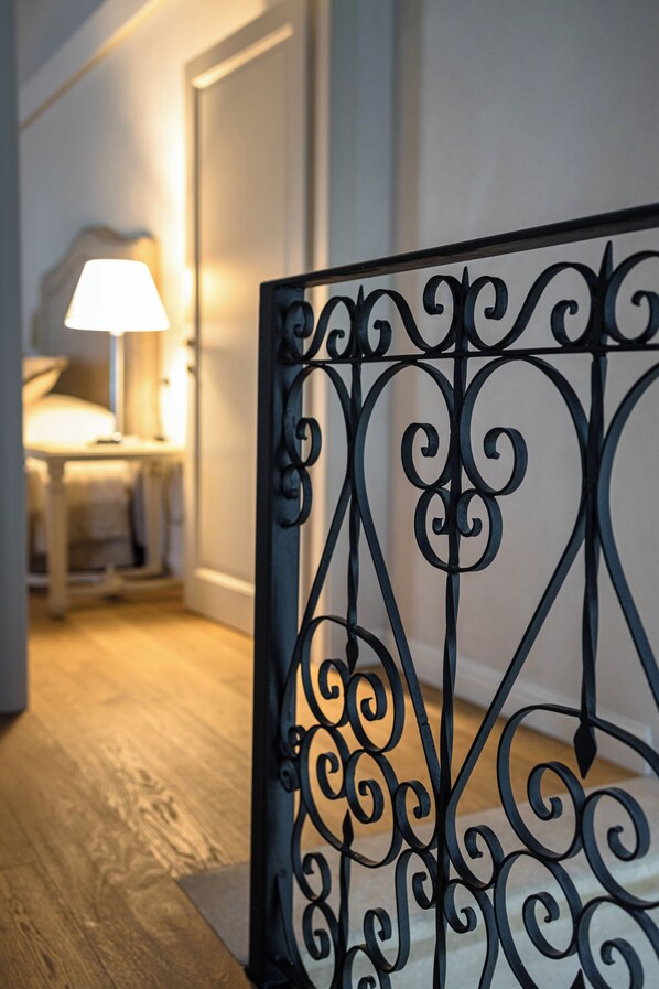 A close-up of a black wrought iron gate with intricate designs. - Corte Saggin Charme Relais (San Pietro in Cariano)