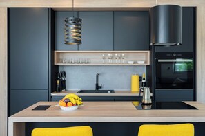 Een koelkast, een microgolfoven, een oven, een kookplaat