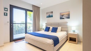 Une chambre à coucher avec un lit, une table de chevet, une fenêtre avec des rideaux et une vue sur l’extérieur.