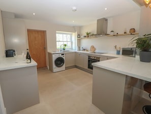 Lemari es, mesin pencuci piring, ketel listrik, dan pemanggang roti