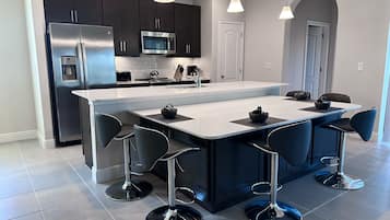 House, 6 Bedrooms | Private kitchen | Fridge, oven, coffee/tea maker, toaster