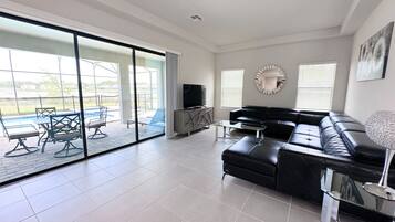 House, 6 Bedrooms | Living area