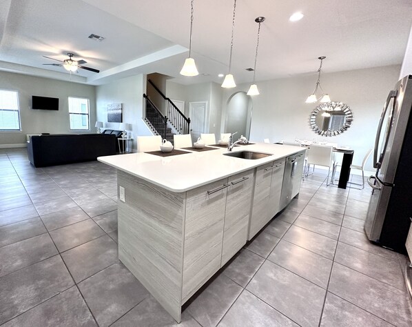 Private kitchen - Balmoral Resort-195mcv 4 Bedroom Home by RedAwning (Haines City)