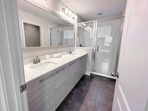 House, 4 Bedrooms | Bathroom | Towels - Balmoral Resort-195mcv 4 Bedroom Home by RedAwning (Haines City)