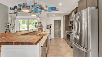 Hus, 3 soverom | Eget kjøkken | Kjøleskap, ovn, kaffetrakter/tekoker og brødrister