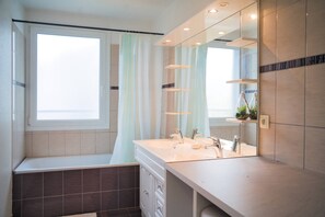 Articles de toilette (gratuits), séchoir à cheveux, serviettes fournies