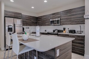 Casa de ciudad, 3 habitaciones | Cocina privada | Refrigerador, horno, cafetera y tetera y tostadora 