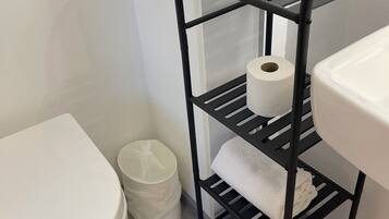 Serviettes fournies, savon, shampoing, papier toilette