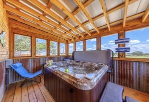 Cabaña, 1 habitación | Tina de hidromasaje al aire libre