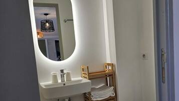 Douche, serviettes fournies, savon, shampoing