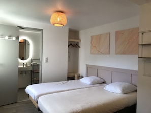 1 habitación, wifi y ropa de cama
