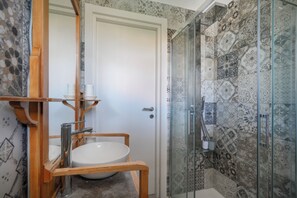 Douche, sèche-cheveux, serviettes fournies, savon