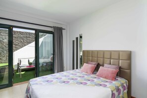 5 bedrooms, WiFi, bed sheets