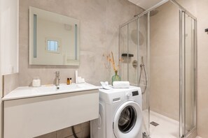 Een douche, een haardroger, handdoeken