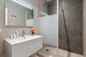 Hair dryer, towels - Sweett | Wagram Deluxe VI (Paris)