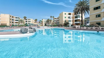 Een buitenzwembad en een verwarmd zwembad