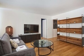 TV - Sublime 3-bedroom apartment Batignolles Montmartre (Paris)