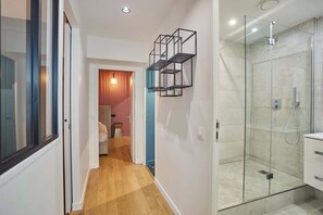 Shower, hair dryer, towels, soap - Sublime 3-bedroom apartment Batignolles Montmartre (Paris)