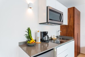 Kühlschrank, Mikrowelle, Herdplatte, Wasserkocher mit Kaffee-/Teezubehör