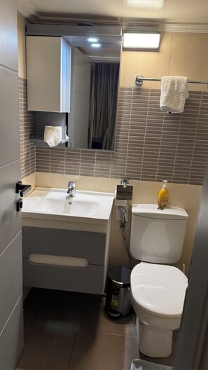 Secador de pelo, batas, toallas, jabón