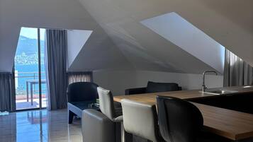 1 habitación, escritorio y espacio para trabajar con laptop