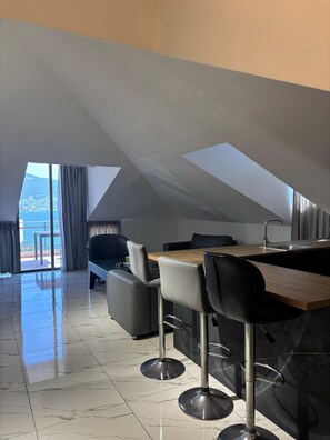 Royal Suite, Sea View | Desk, laptop workspace, free WiFi, bed sheets