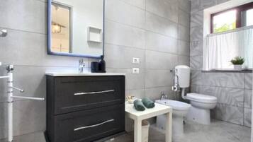 Ducha, secador de pelo, bidet, toallas