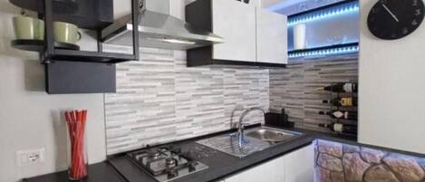 Kühlschrank, Mikrowelle, Ofen, Herdplatte