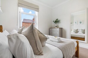 2 bedrooms, iron/ironing board, travel crib, free WiFi - 5 Nelson Street · Stylish 2-Bed York Home Near the City Centre - Pass the Keys (York)