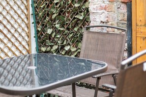 Outdoor dining - 5 Nelson Street · Stylish 2-Bed York Home Near the City Centre - Pass the Keys (York)